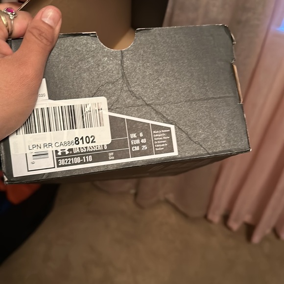 Under armour shoes - Picture 3 of 5